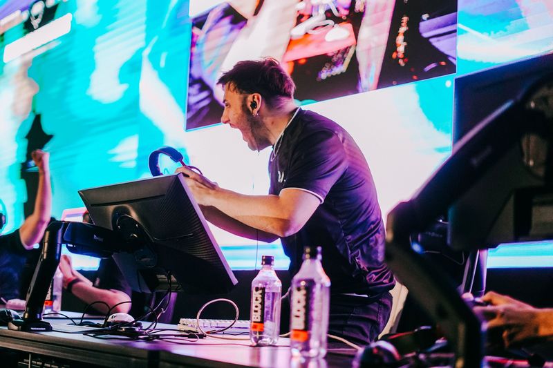 Sigo bajo contrato con <a href="/LRVEsports/">LRV</a>
pero me dejaron escuchar propuestas, Puedo jugar el Rol de Iniciador/Flex (Puedo ser IGL). Cuento con disponibilidad horaria al 100%. LAS , LAN o BR Cualquier cosa al MD ❤️ liquipedia.net/valorant/Xcz
Cualquier referencia <a href="/PhantonMaster/">PhantonMaster</a>