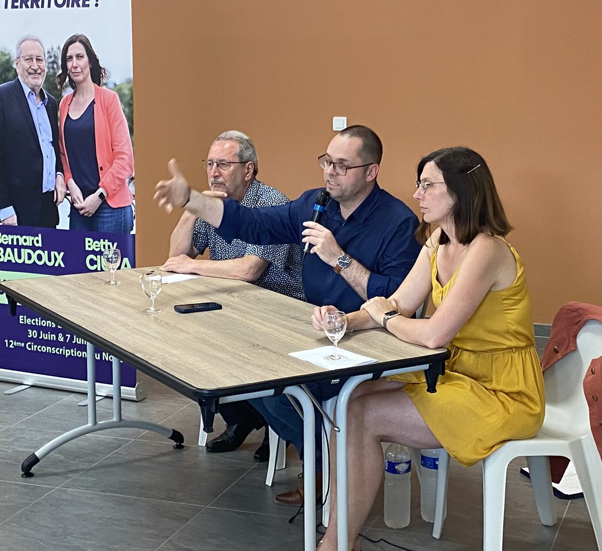 INATTENDU ! Malgré le match de l’équipe de France, vous étiez plus d’une centaine à Avesnes-les-Aubert pour échanger avec nous. Nous sommes très heureux de cette soirée, cela montre la dynamique en cours. Merci à tous pour votre accueil, cap sur dimanche ! #Legislatives2024
