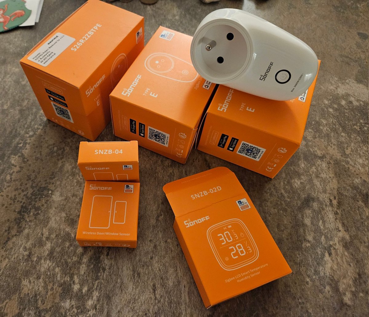 hubmartin's tweet image. Nahrada za wifi zasuvky. Sice vypina nulak, ale aspon ma zemnici kolik spravne😃 A ten zbytek se pridal do kosiku sam.
#dnesniposta #zigbee2mqtt