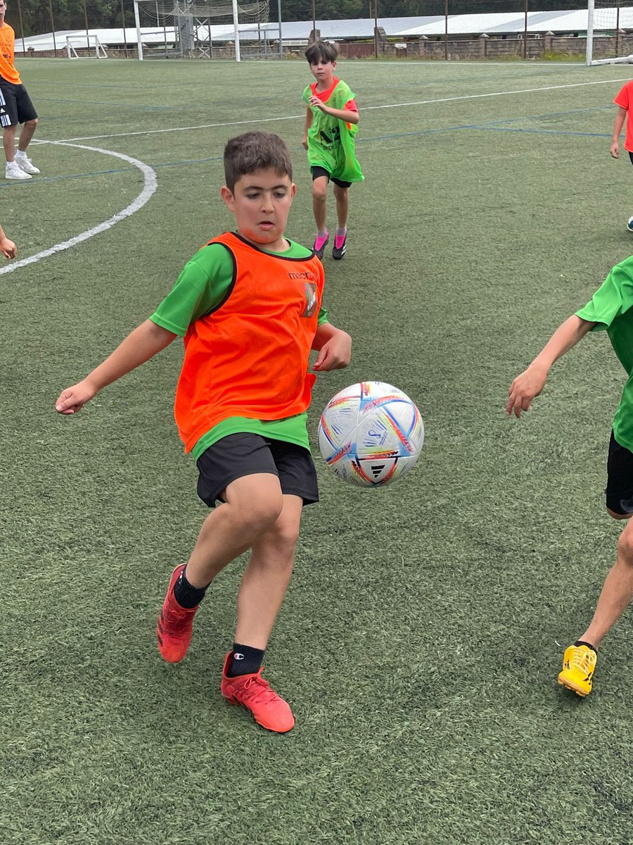 CampusRCV22's tweet photo. 🤪 Rematamos o día 3 do noso #CampusRCVIII 👏🏼
🏃🏽‍♂️‍➡️⚽️ No día de hoxe, os nosos rapaces puideron desfrutar dunha nova sesión de tecnificación
👨🏼‍🤝‍👨🏽🧡 Ó rematar, xornada de convivencia cos nosos amigos do campus ADC A Piringalla, onde tivemos diversión durante o resto da mañá https://t.co/VusJei8qo3