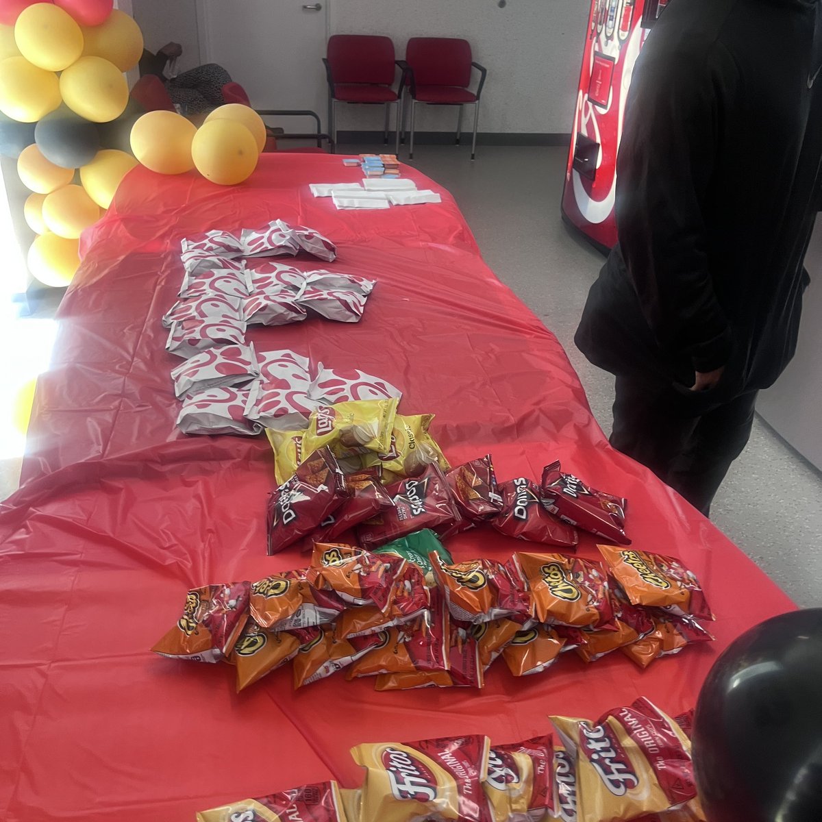 TerriBridges18's tweet photo. Theme- wear your Summer vacation gear. Thank you @BC_Cultivator and Mr. Lara for our Teacher's Appreciation Lunch.#weappreciateoursummerschoolstaff https://t.co/Nr0EGJZ4Mz