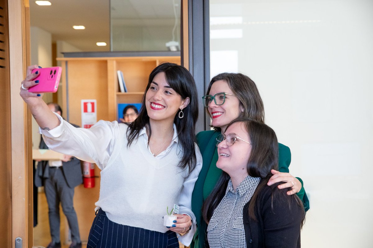 camila_vallejo's tweet photo. ¡Estamos de aniversario! 🥳🎂🎉 Hoy el Ministerio Secretaría General de Gobierno cumple 92 años, y junto a @nikicardoch aprovechamos este día para saludar a cada uno de las y los funcionarios que, a lo largo de todo Chile, juegan un rol clave en la concreción de nuestro programa de Gobierno. 

¡Feliz cumpleaños Segegob! 🫶