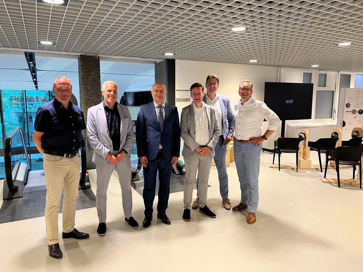 Vandaag mijn college van B&amp;W <a href="/gmrijssenholten/">Gemeente Rijssen-Holten</a> op bezoek in <a href="/2eKamertweets/">Tweede Kamer</a>. Met de meesten heb ik nog samen in <a href="/GemeenteraadRH/">Gemeenteraad Rijssen-Holten</a> gezetten. Bijgepraat over die mooie tijden en actuele politieke situatie.