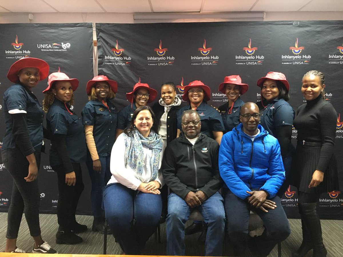 Inhlanyelo_hub's tweet image. #DronePilots flanked by #InhlanyeloHub management: Prof Davis, Prof Mpofu, Dr. Muzata, Ms. Nkabinde, and Ms. Suzanah Nyathi. #AdvancedTraining for the #DronePilots! 🚀#JuneHighlights #Youth Month @unisa @unisaradio