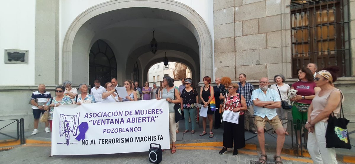 Hoy  nos hemos concentrado para recordar a las mujeres asesinadas por violencia machista durante este mes