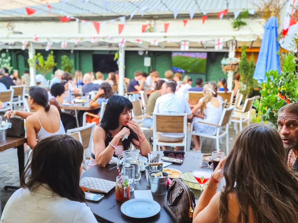 Living some of our favourites days ☀️ finally outside in the sun, beautiful souls in our lovely patio garden, watching the euros and having a fresh drink with a delicious meal to end the day.🍸 Will England win today? We definitely hope so! Come along and join us.