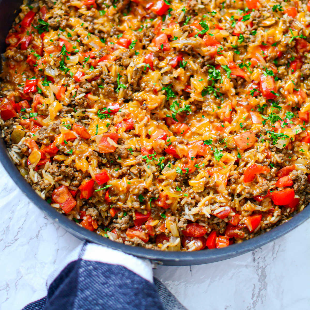 OneHotOven's tweet photo. Need an easy supper recipe? This Beef and Rice Skillet cooks in 30 minutes. https://t.co/bykocHA13h https://t.co/HFZ3KkCbhF