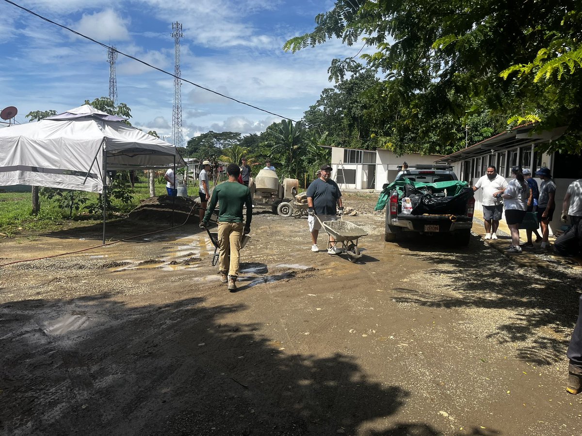 CHSBRmissions's tweet image. Mid-day update!  This morning we continued with the jobs from yesterday: mixing concrete, putting up more side-paneling, stuccoing, and painting. The concrete team is now onto another classroom after completing the first one! #MakingProgress #CostaRica2024