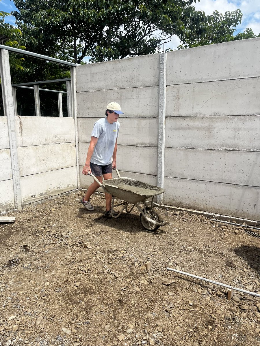 CHSBRmissions's tweet image. Mid-day update!  This morning we continued with the jobs from yesterday: mixing concrete, putting up more side-paneling, stuccoing, and painting. The concrete team is now onto another classroom after completing the first one! #MakingProgress #CostaRica2024