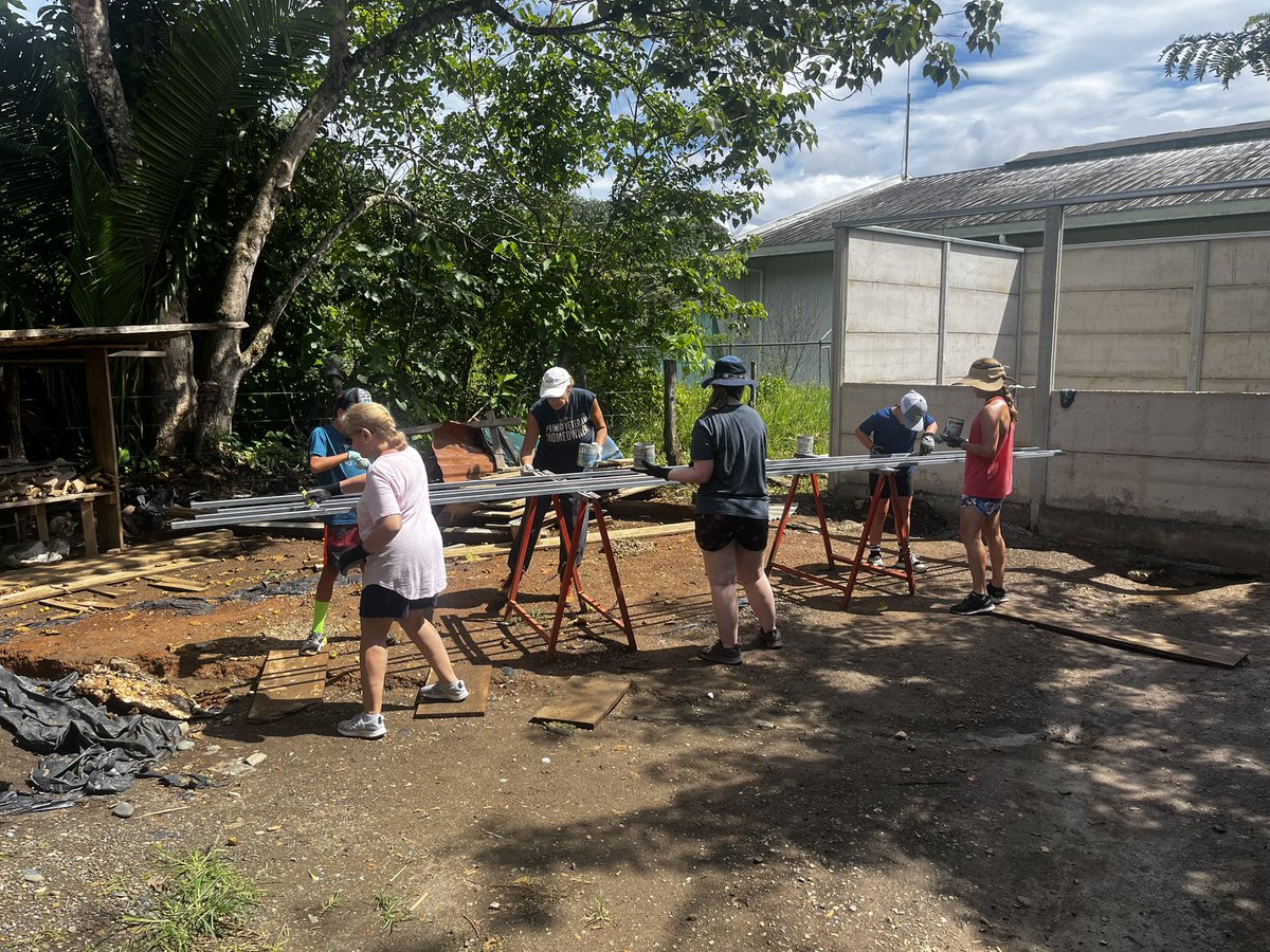 CHSBRmissions's tweet image. Mid-day update!  This morning we continued with the jobs from yesterday: mixing concrete, putting up more side-paneling, stuccoing, and painting. The concrete team is now onto another classroom after completing the first one! #MakingProgress #CostaRica2024