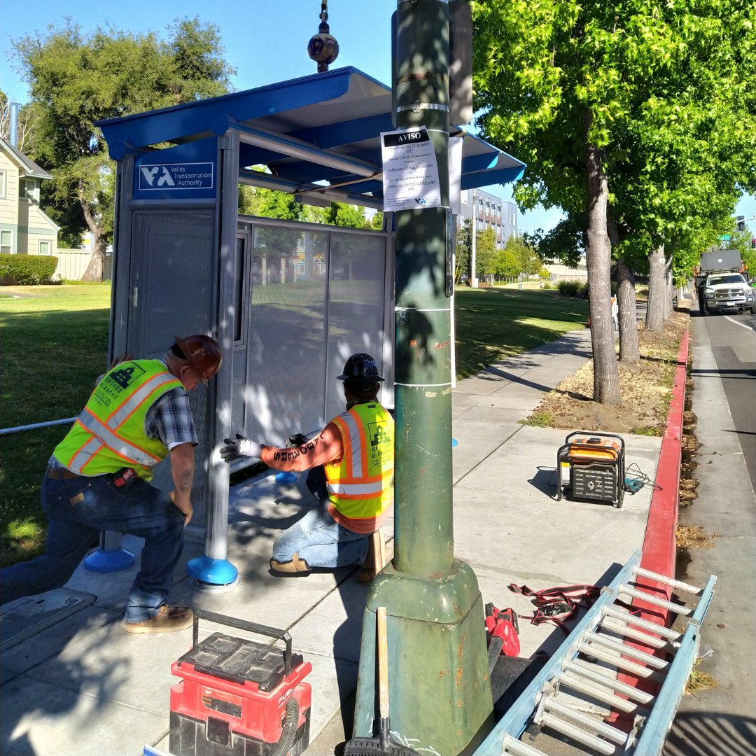 VTA's tweet image. Our kind of glow-up! 🚍  🚏 ✨ 

The two #busstops on California and Ortega have brand-new #busshelters thanks to VTA&apos;s Better Bus Stops Program collaboration with @mountainviewgov. 

The stops are served by Routes 21 &amp;amp; 40 + Mountain View Community Shuttle Routes Gray &amp;amp; Red.