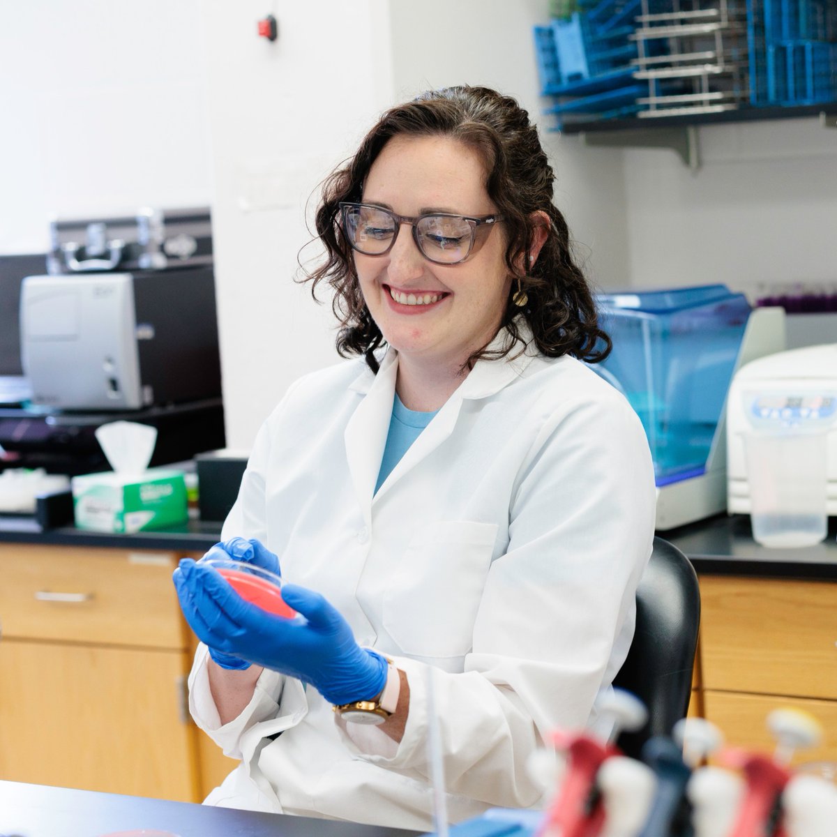 Recent MD/PhD graduate Alyssa Maclean, MD, PhD, was published in The Journal of Infectious Disease for her research on bacteria K. pneumoniae's resistance to β-lactam antibiotics. 
doi.org/10.1093/infdis…