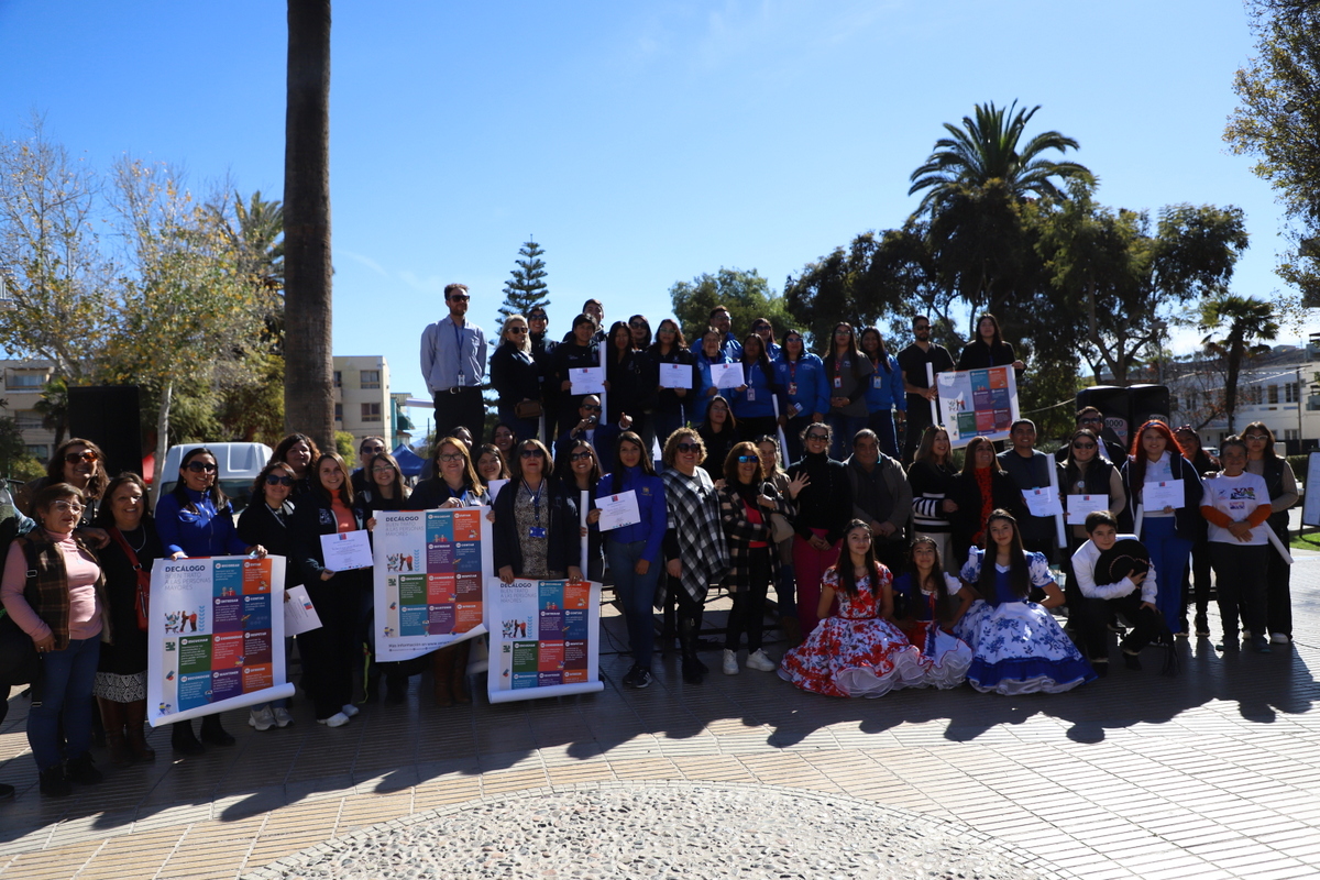SenamaAtacama's tweet photo. En la comuna de Vallenar se realizo hito regional por el #buentrato a las personas mayores. Servicios Públicos y autoridades reafirmaron su compromiso, prestando atención en terreno y difundiendo su oferta programática con la comunidad de la provincia del Huasco. https://t.co/uzwakg35mX