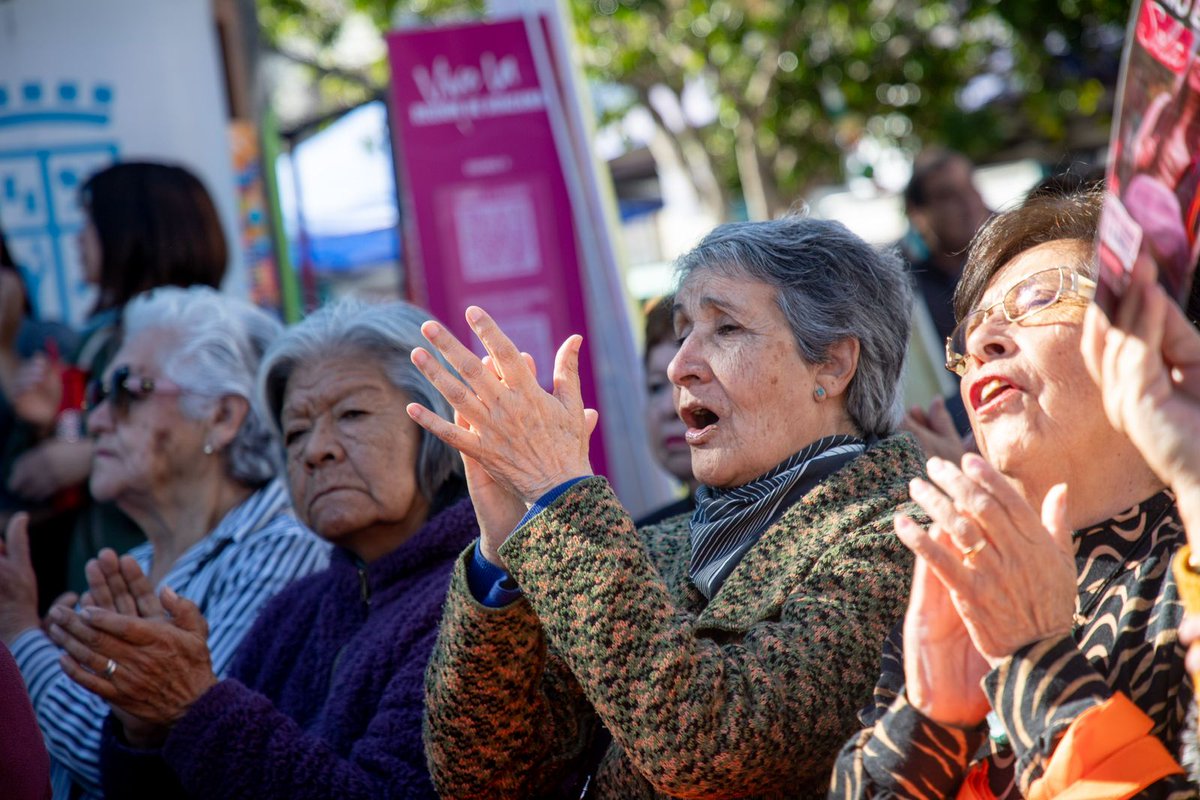 SenamaAtacama's tweet photo. En la comuna de Vallenar se realizo hito regional por el #buentrato a las personas mayores. Servicios Públicos y autoridades reafirmaron su compromiso, prestando atención en terreno y difundiendo su oferta programática con la comunidad de la provincia del Huasco. https://t.co/uzwakg35mX