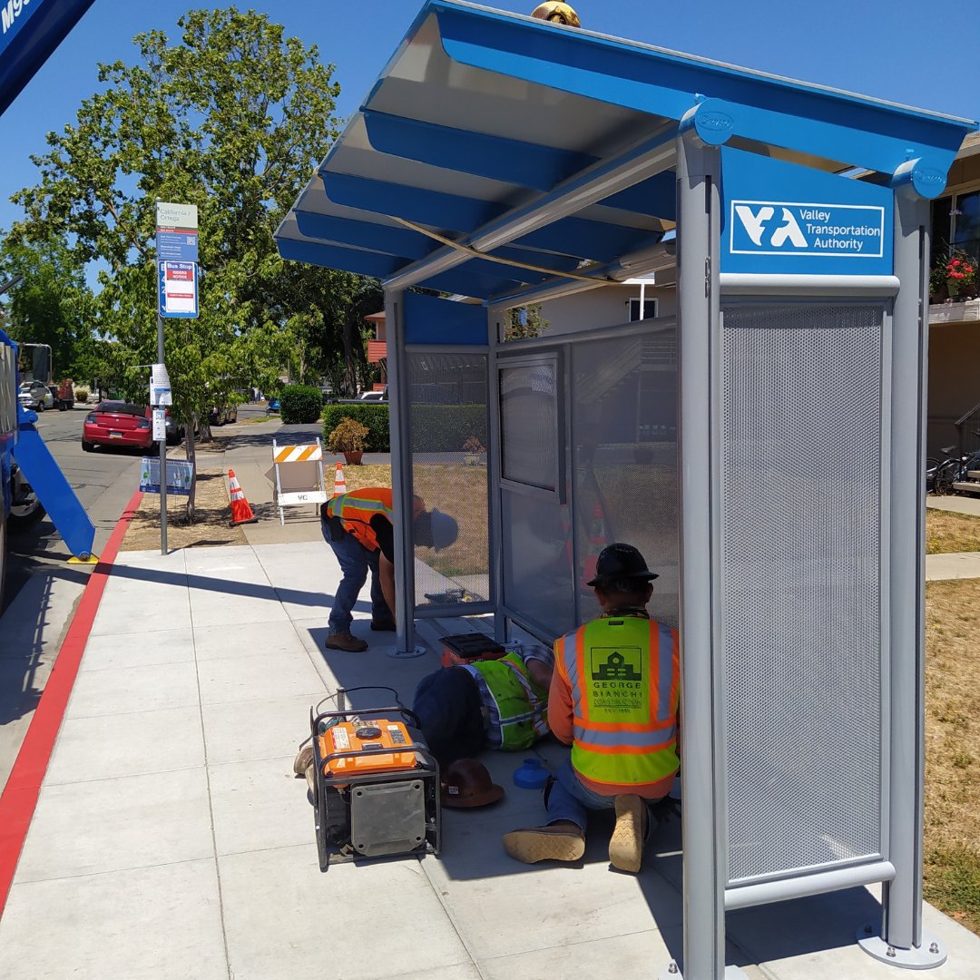 VTA's tweet image. Our kind of glow-up! 🚍  🚏 ✨ 

The two #busstops on California and Ortega have brand-new #busshelters thanks to VTA&apos;s Better Bus Stops Program collaboration with @mountainviewgov. 

The stops are served by Routes 21 &amp;amp; 40 + Mountain View Community Shuttle Routes Gray &amp;amp; Red.