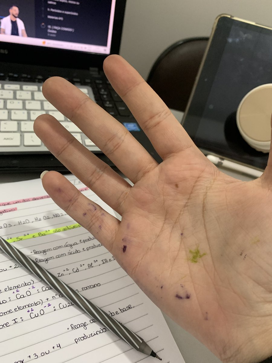 medstudywolf's tweet image. vcs também ficam sujos enquanto estudam? Kkkkk mds