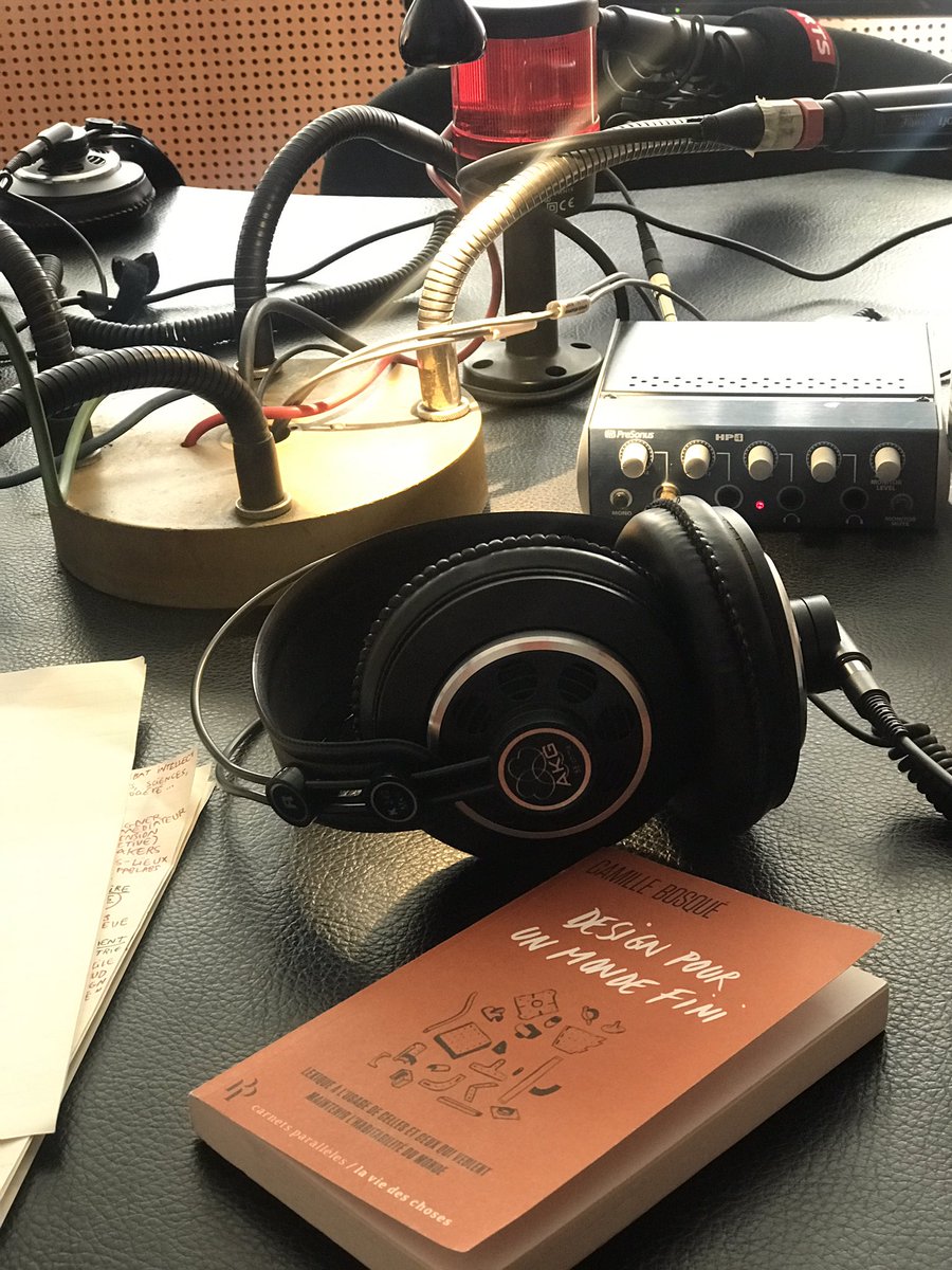 📙Ce matin, j’étais l’invitée de l’émission <a href="/RTStribu/">Tribu</a> (avec <a href="/jmagnollay/">Julien Magnollay</a>) sur les ondes de la <a href="/RadioTeleSuisse/">RTS</a> pour parler de « design responsable ».
🎙C’est en ligne ici : rts.ch/audio-podcast/…