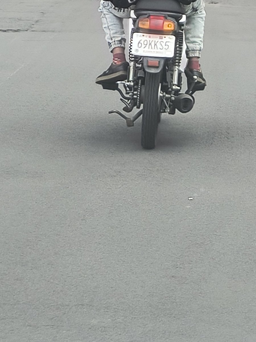 casas_lic's tweet photo. Aguas con este motociclista, anda no se si está drogado o borracho, pero no está en sus 5 sentidos. https://t.co/muX5hLBsOm