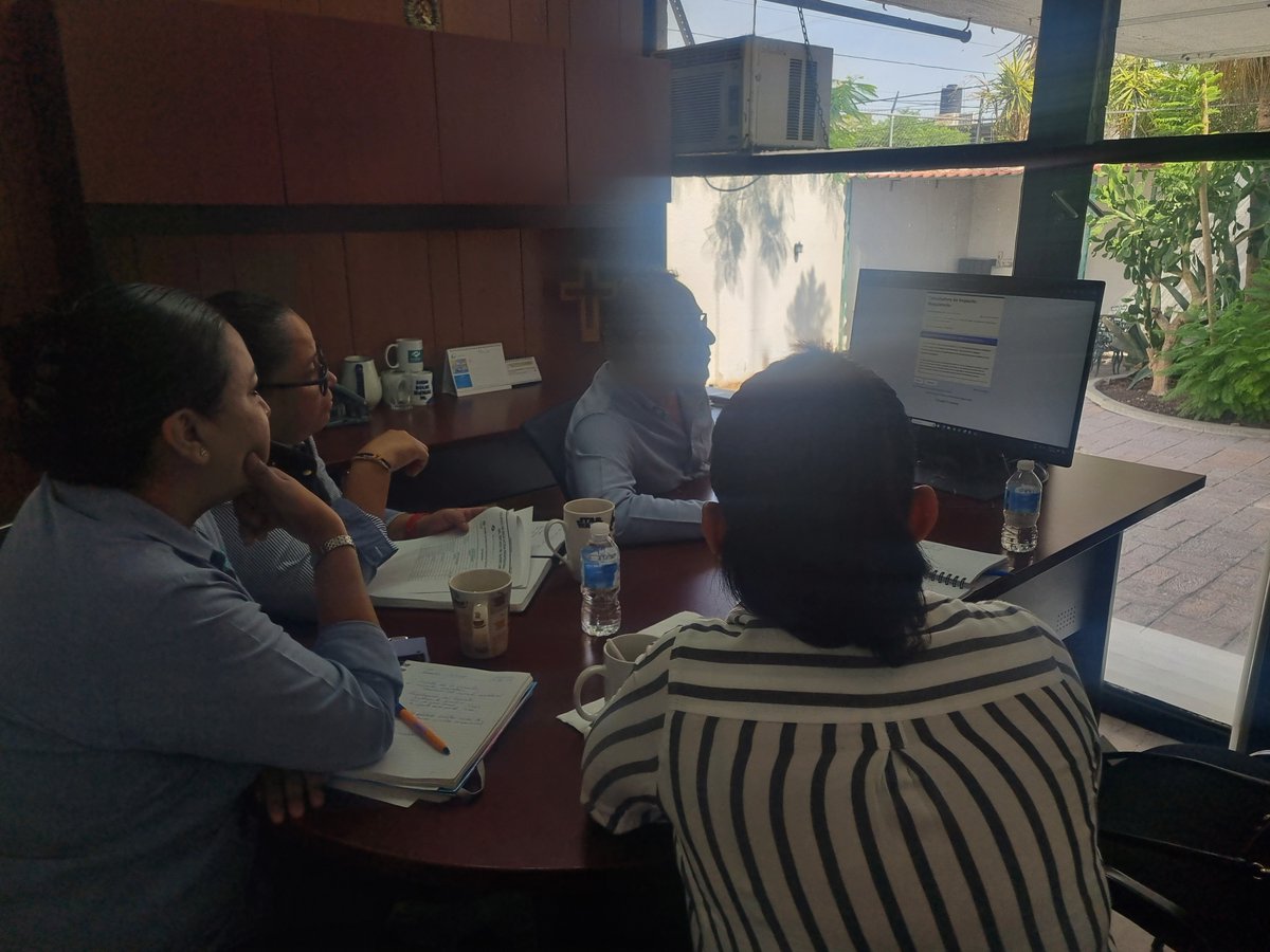 Con la finalidad de fortalecer la emisión de regulaciones homogéneas, claras y sencillas, la Comisión de Mejora Regulatoria sostuvo una reunión con el CONALEP QRO para capacitarlos en la operación de la herramienta de Análisis de Impacto Regulatorio.
#JuntosAdelante