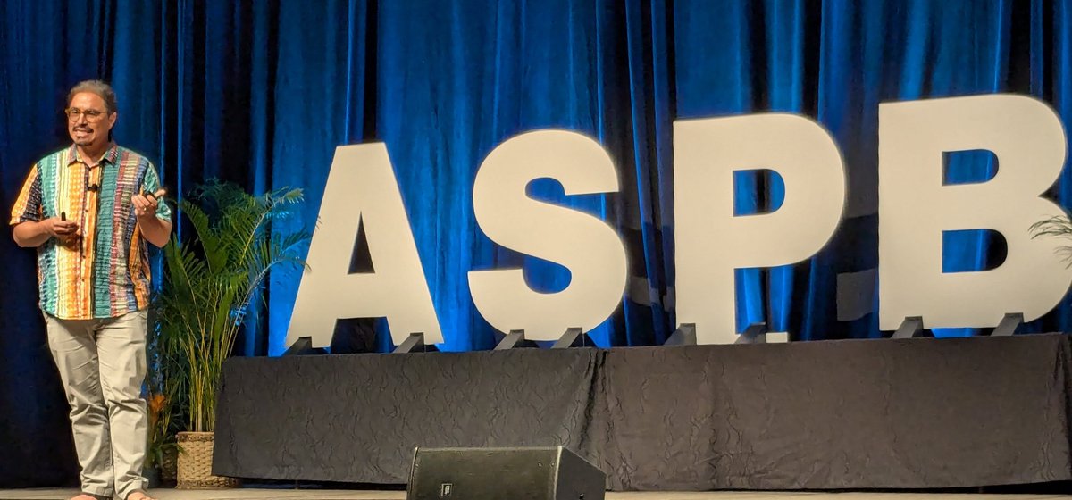 The always wonderful Jose Dinneny giving the Schull Award talk at #PlantBio2024. <a href="/Dinnenylab/">José Dinneny</a> 
ABA tunes root growth under stress through distinct signalling pathways