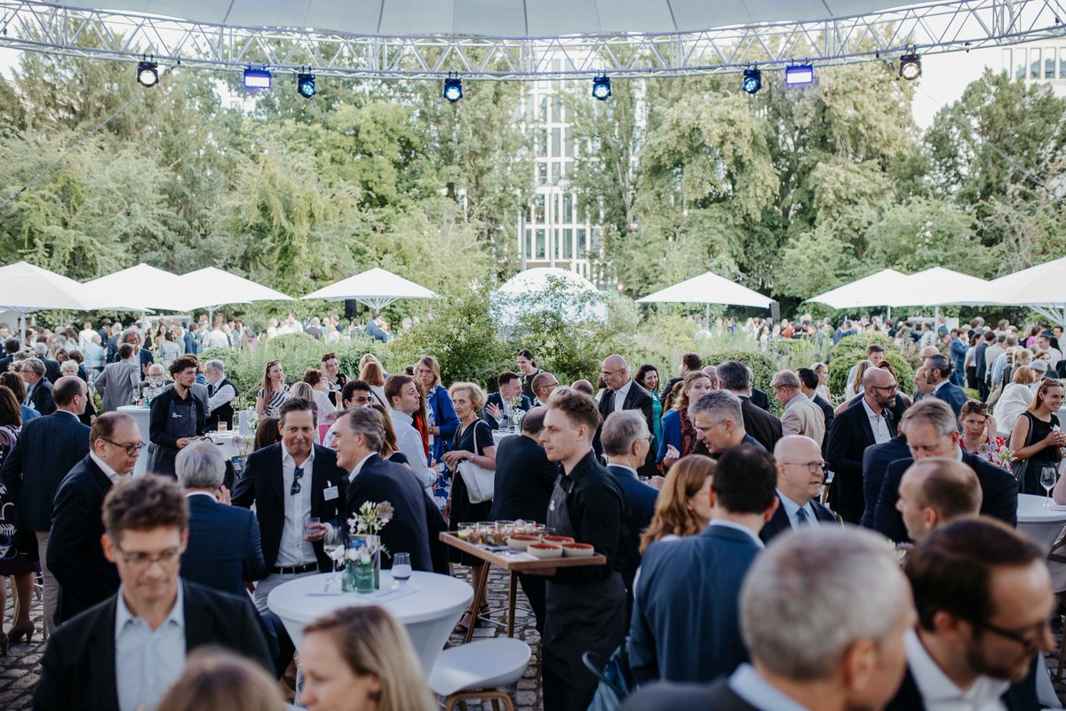 Bitkom's tweet image. Lauer Sommerabend, inspirierende Kulisse, spannende Gäste aus Politik, Mitgliedschaft und Verwaltung: Heute feierten wir #Sommerfest! 🎉🌞

🚀 Top-Thema: Wie bringen wir die #digitaleTransformation voran? Zusammen.

Danke an alle Gäste – wir freuen uns auf nächstes Jahr! 🙌