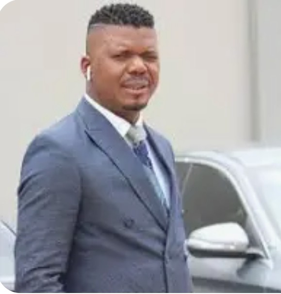 phoimbonani's tweet image. Ai @PennyLebyane nge kisskiss failed the old man, it wish it was #Makamu, he would have told her that she&apos;s old enough she needs to find her own place &amp;amp; call @SAPoliceService for her violating the protection order.
I wish had #Leslie the #MoVenda presenter not lento.
#ReaTsotella