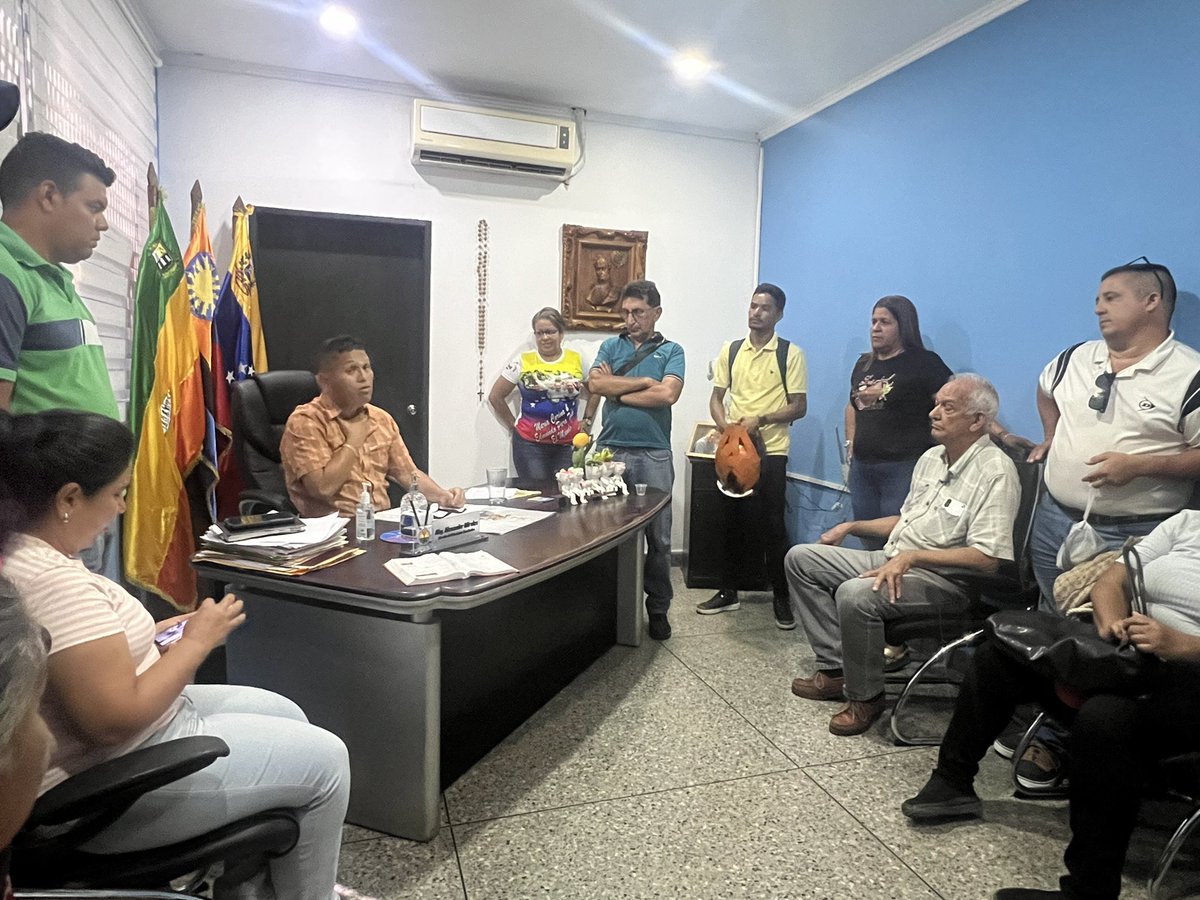 alexandermirele's tweet photo. Dirección Política Municipal San Carlos del partido @VoluntadPopular se reunió con el Alcalde @alexandermirele  para invitarlo al acto de presentación de todos los miembros del padrón electoral que defenderá los votos de @EdmundoGU en nuestra ciudad capital. Hablamos de todo . https://t.co/zYPwj124uQ