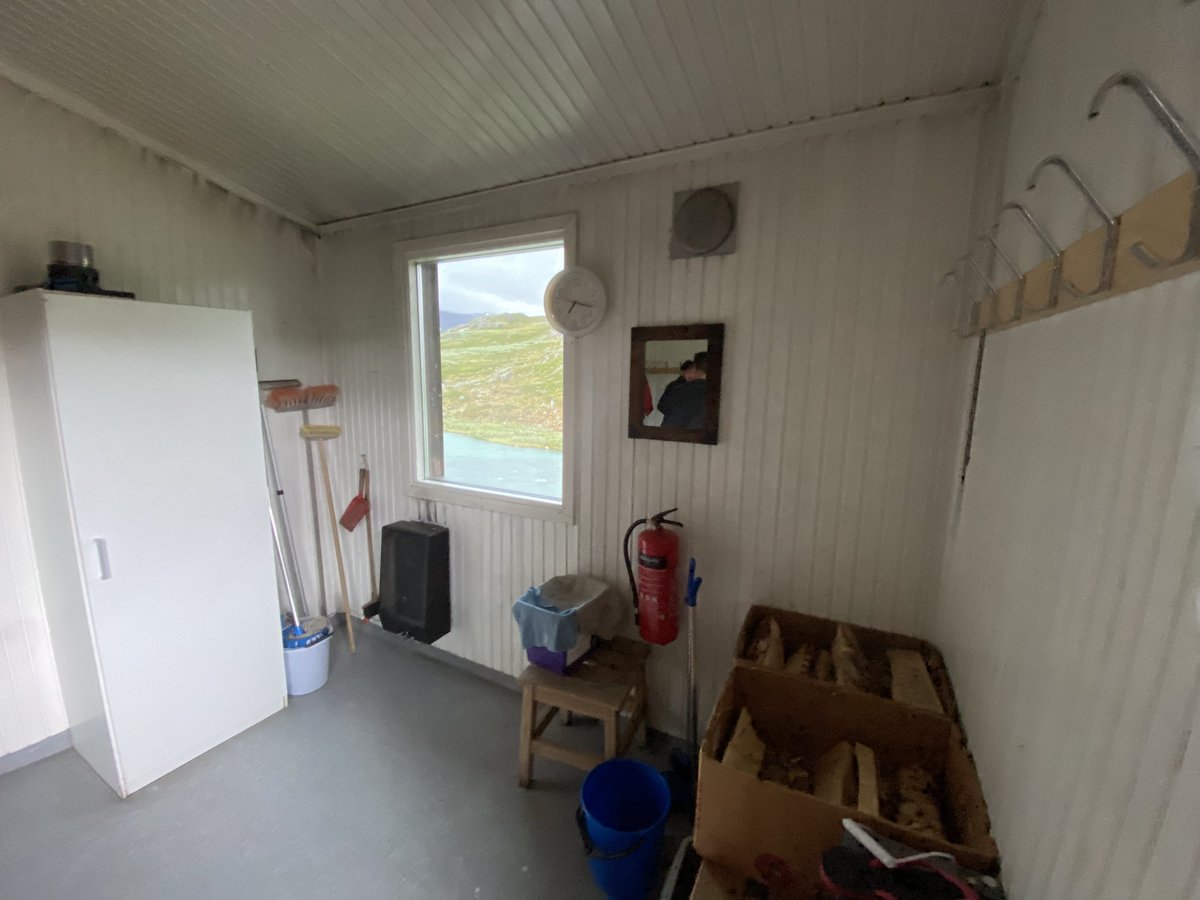 Iespējams daudziem radies nepareizs iespaids par Kungsleden taku, bet tā ir vieta, kur ik pēc 20km ir episkas pirtis, veikals, kur visu var sapirkt un norēķināties ar karti, superīgas tualetes un skati kā mazajā Īslandē. Pa taku iet bērni un sirmi pāri. #Kungsleden #KaralisJānis