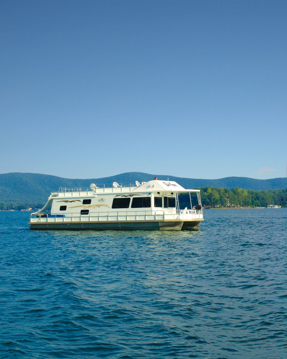 7 Thrilling Getaways Near DC If You’re Seeking an Adventure - Smith Mountain Lake in Bedford, VA! washingtonian.com/2024/06/20/tri…  #BedfordVA #SML #Houseboat #VAisforLakeLovers