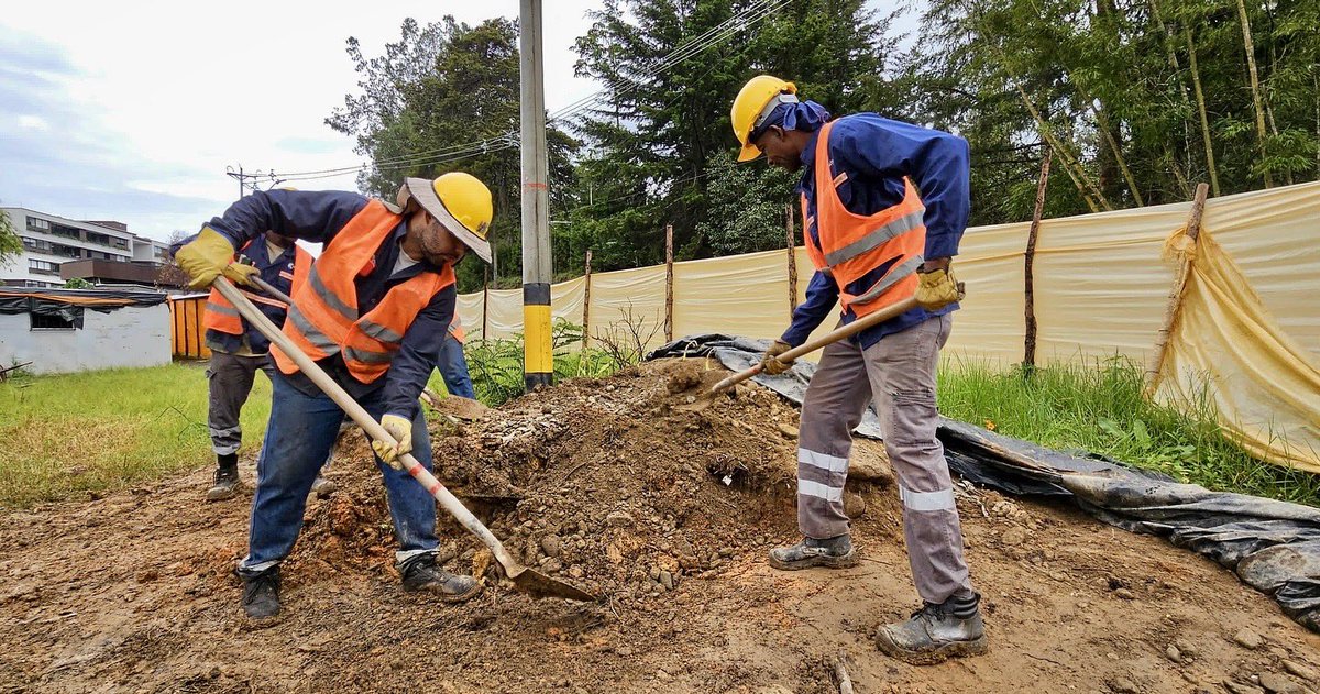 Megaproyectovia's tweet photo. En la conexión vial entre San Rafael y la vereda El Carmen, estamos avanzando con el fundido de pilas para asegurar una base sólida y resistente. 👷🏽🚧 https://t.co/15MMLyIEZU