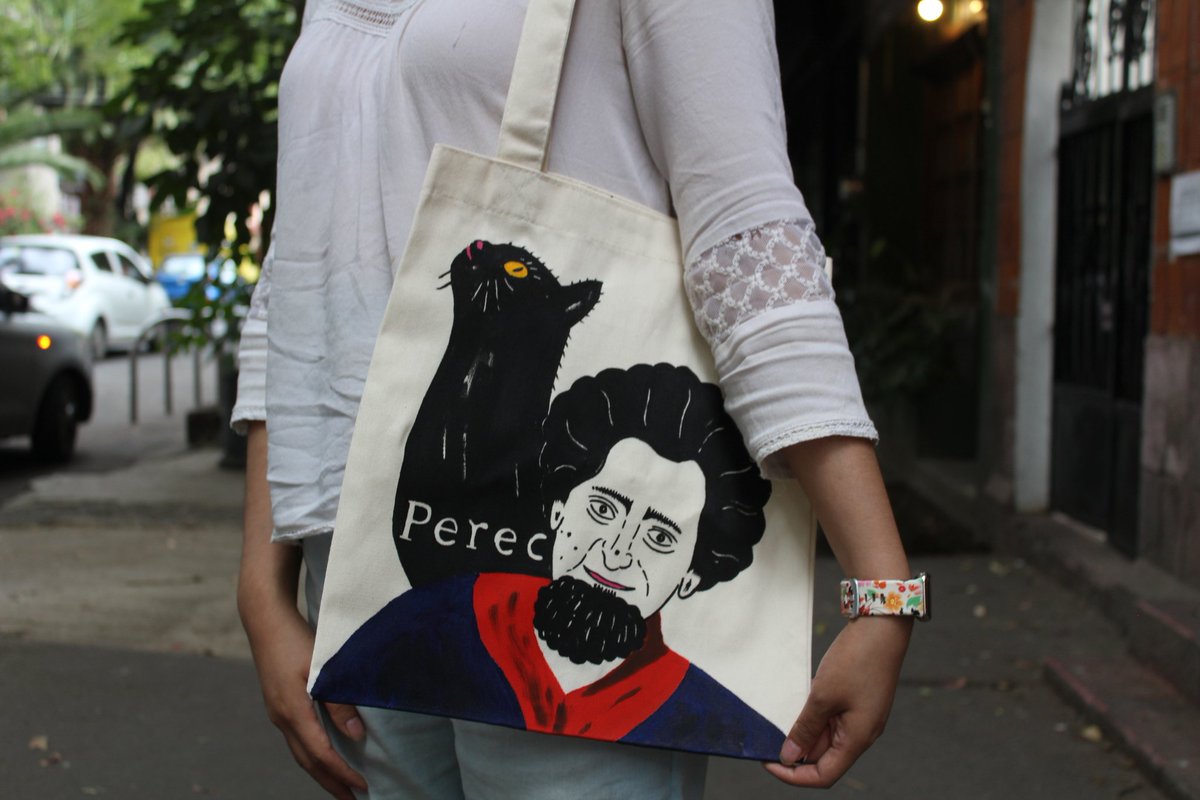 correomayormx's tweet image. &quot;Sí, podría empezar así, aquí, de un modo un poco pesado y lento, en ese lugar neutro que es de todos y de nadie, donde se cruza la gente casi sin verse...&quot;
&quot;La vida instrucciones de uso&quot;, de Georges Perec.
#totebag disponible en @lamoralejabooks @polillalibreria y @clarice_mx