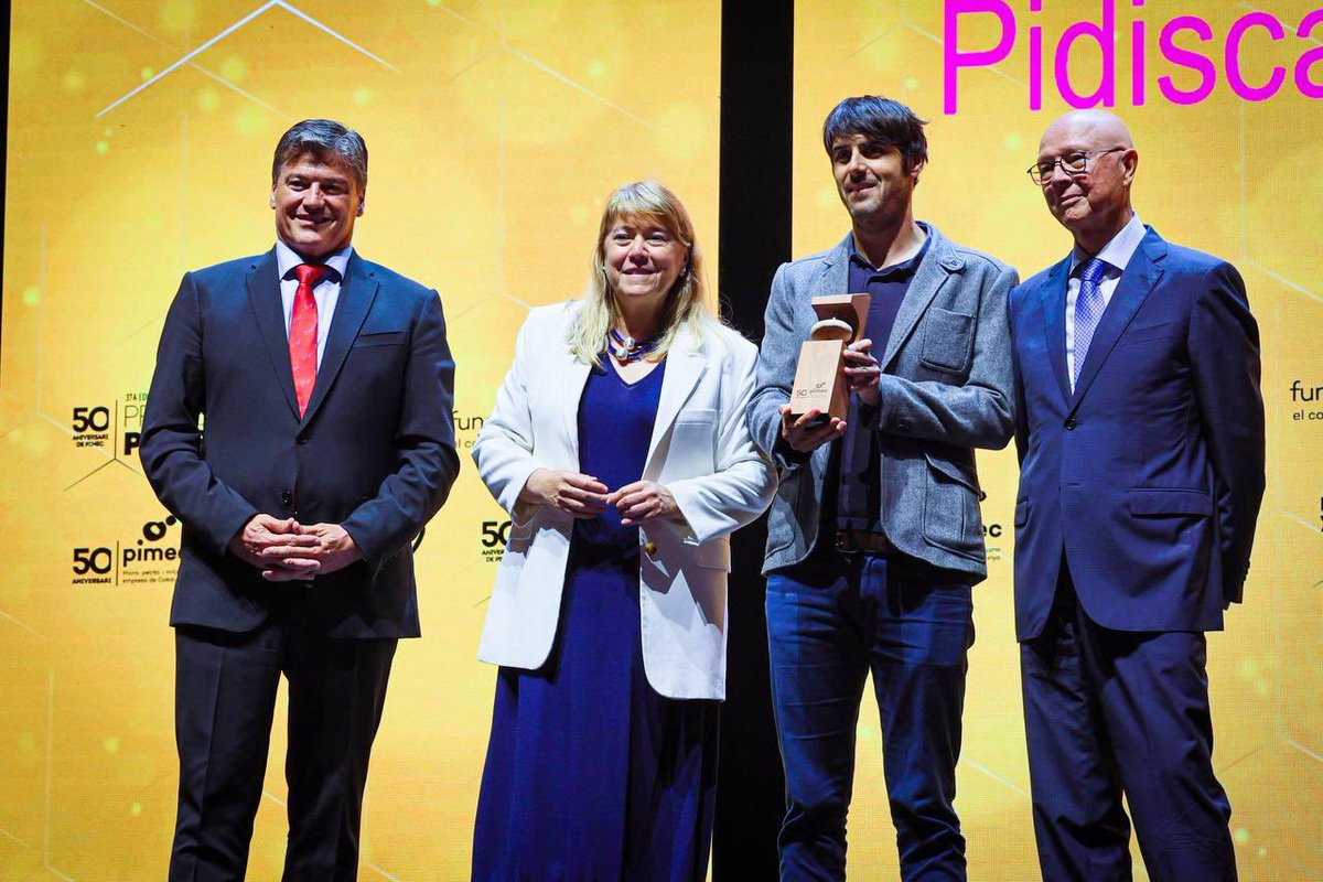 natalia_garriga's tweet photo. Avui hem lliurat el premi a la qualitat lingüística al món empresarial a @pidiscat, en el marc de la 37a edició dels Premis @PIMEC 

És important reconèixer les empreses compromeses amb la cultura i la llengua catalanes. Feu un tasca indispensable! https://t.co/mbP2c5cDvB