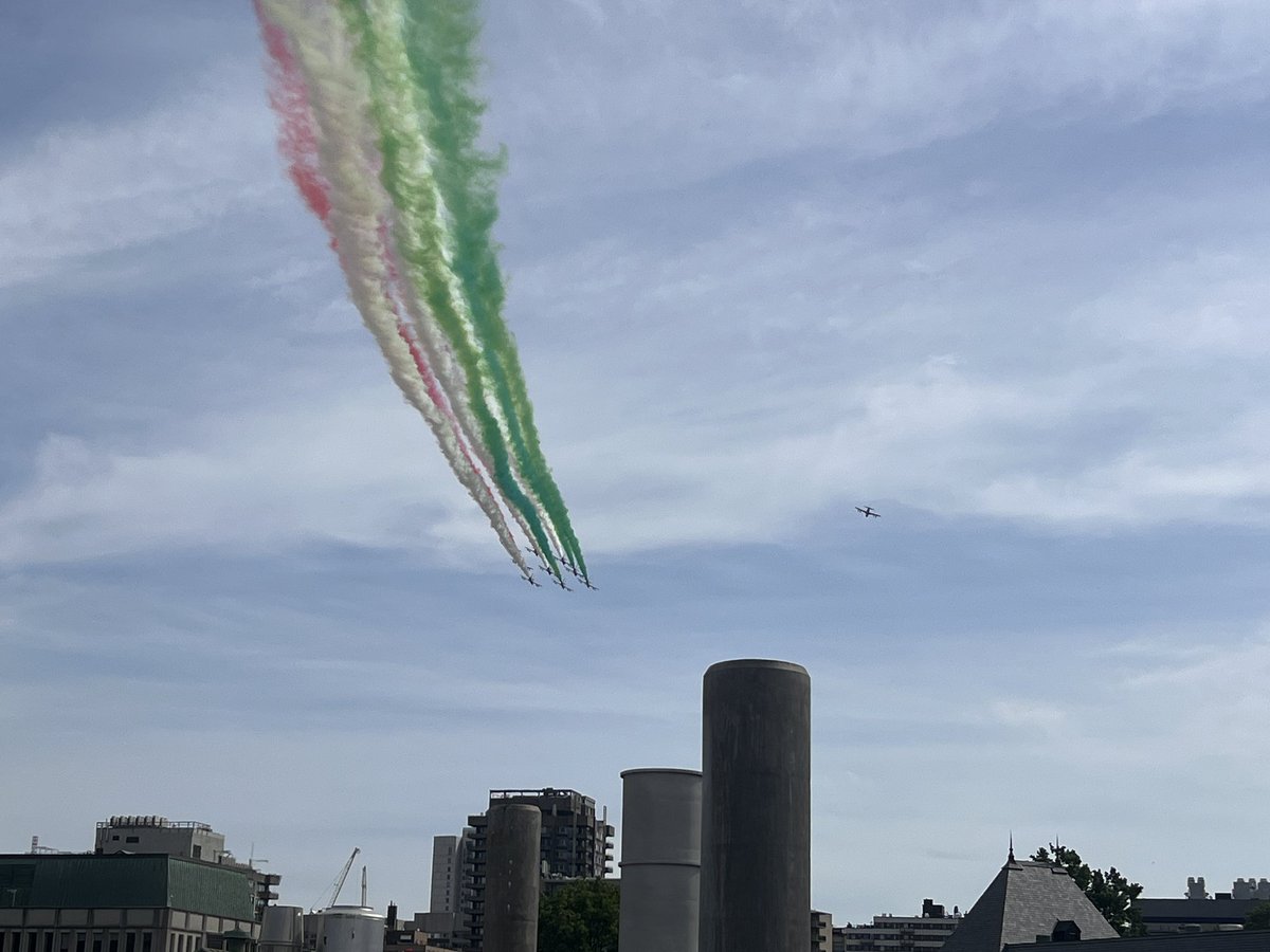 In case you were wondering what just happened above Montreal: <a href="/FrecceTricolori/">Frecce Tricolori</a> 
<a href="/ItalyinCanada/">ItalyinCanada</a>