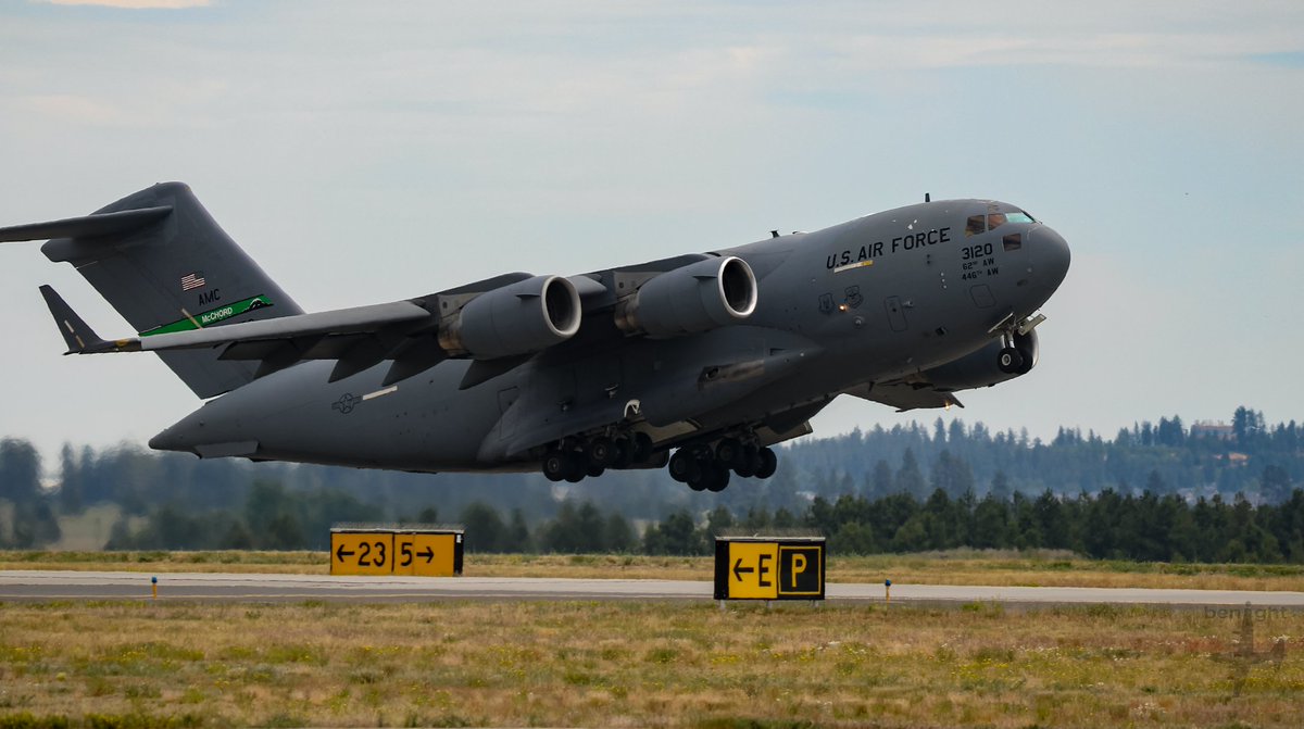 Benight_photog's tweet photo. USAF C17 Globemaster 03-3120 from McChord AFB departing Fairchild AFB and showing off for everyone during Skyfest last weekend. https://t.co/yz0PCodE4i