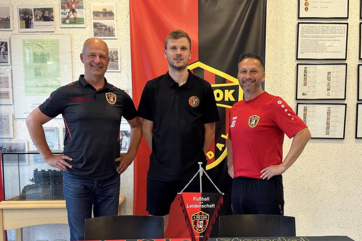 #ErsteMänner #Verbandsliga ► Vertragsverlängerung

Ein weiterer junger Spieler bleibt bei uns:

#2 Lorenz Balliet (23)

WIR FREUEN UNS, mit Lorenz weiterhin die Lok-Zukunft zu gestalten!
🚂❤👍🖤

#nurderlok
#fußballausleidenschaft
#rotundschwarzfürimmer

1fc-lok-stendal.de/verein/neuigke…