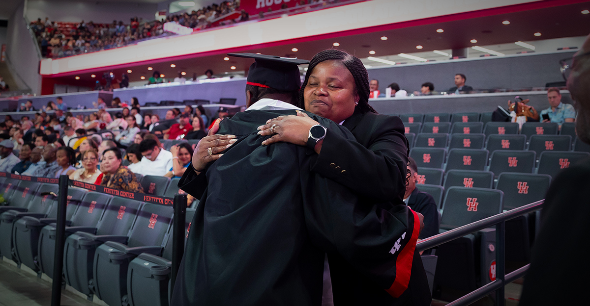 Circling back to commencement to cheer on bachelor’s in health #ForeverCoog Jamal Shead before the <a href="/NBADraft/">NBA Draft</a>.

<a href="/Thejshead/">Jamal shead</a> <a href="/UHCougarMBK/">Houston Men's Hoops 🏀 🐾</a> <a href="/CoachSampsonUH/">Coach Kelvin Sampson</a>  <a href="/kellenmsampson/">Kellen Sampson</a> <a href="/laurenEsampson/">Lauren Sampson</a>
#ForTheCity x #GoCoogs