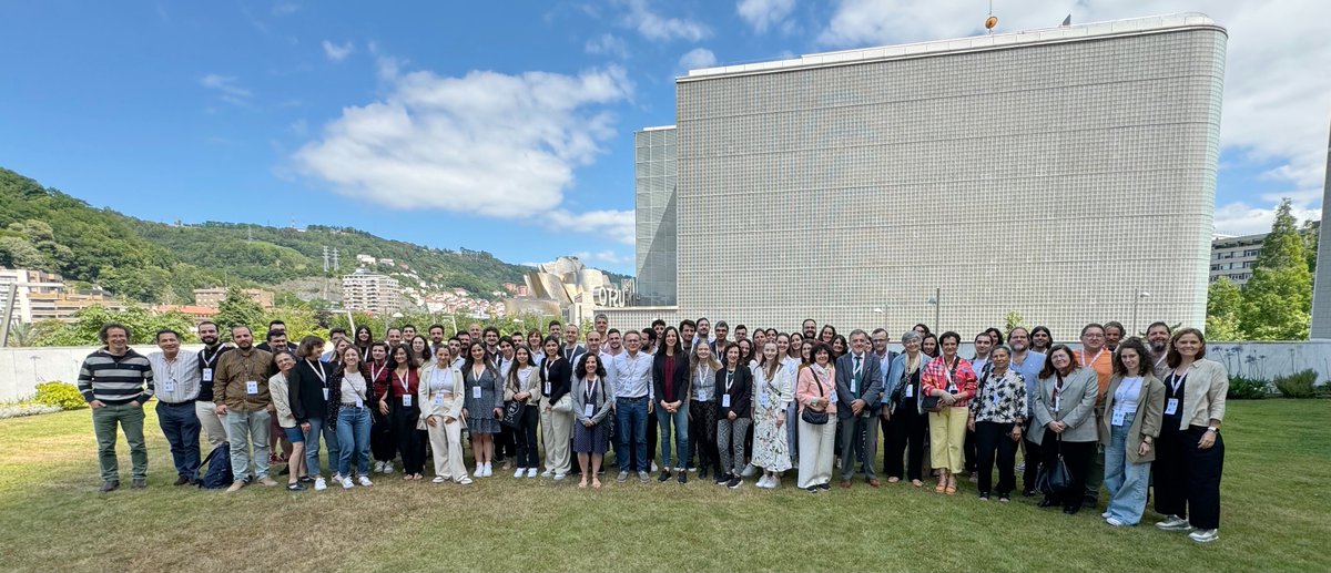 Ugo_Mayor's tweet photo. @rosabarrio1 @upvehu @CICbioGUNE @SEBBM_es @ProteoCure Family picture of the conference. Thanks @rosabarrio1 for all your work towards putting together such an amazing event. Pictures by Coralia Perez😍 https://t.co/RhH07XqSob
