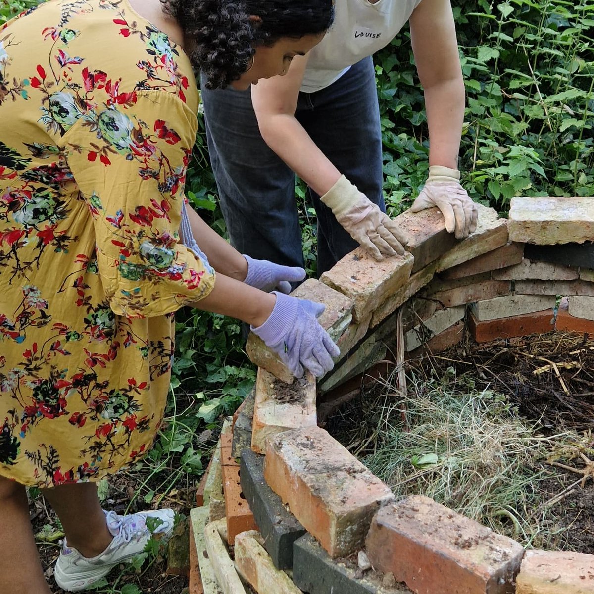 Theoldengarden's tweet photo. Thanks to all the volunteers from Sage Publishing who helped out on a sweltering hot day at Olden Community Garden. #sagepublishing ##bigalliance https://t.co/h9AJC3Gh7C