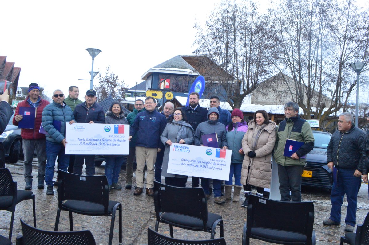 MTTAysen's tweet photo. 📍 #Coyhaique

SeremiTT @ZimmermannHans y @AndreaGoreAysen encabezaron entrega de recursos del programa de renovación de flota #Aysén.

🔹️En esta oportunidad se entregaron fondos para renovación de 11 colectivos y 2 buses de Coyhaique y Puerto Aysén

#ChileAvanzaContigo ✅️ https://t.co/4WQ4VHrdhA