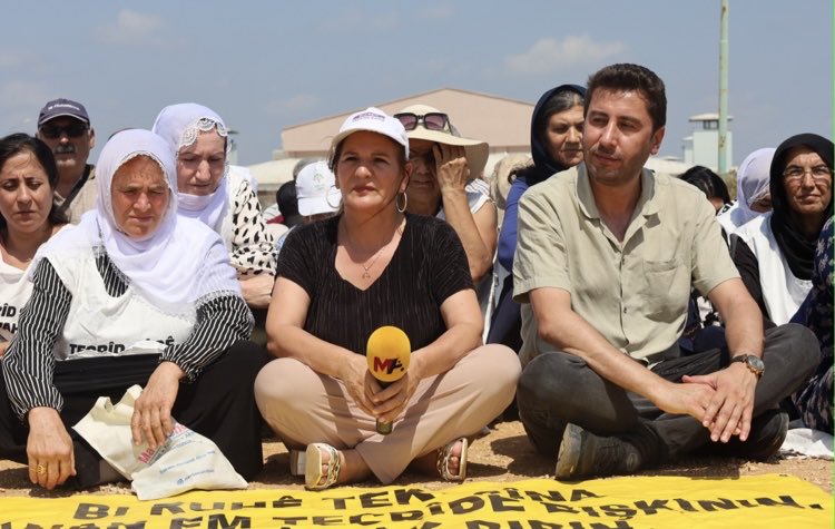 Cezaevlerinde yaşanan hak ihlalleri ve tecrite ilişkin tarsus cezaevi önünde basın açıklama gerçekleştirdik tecrit insanlık suçudur.