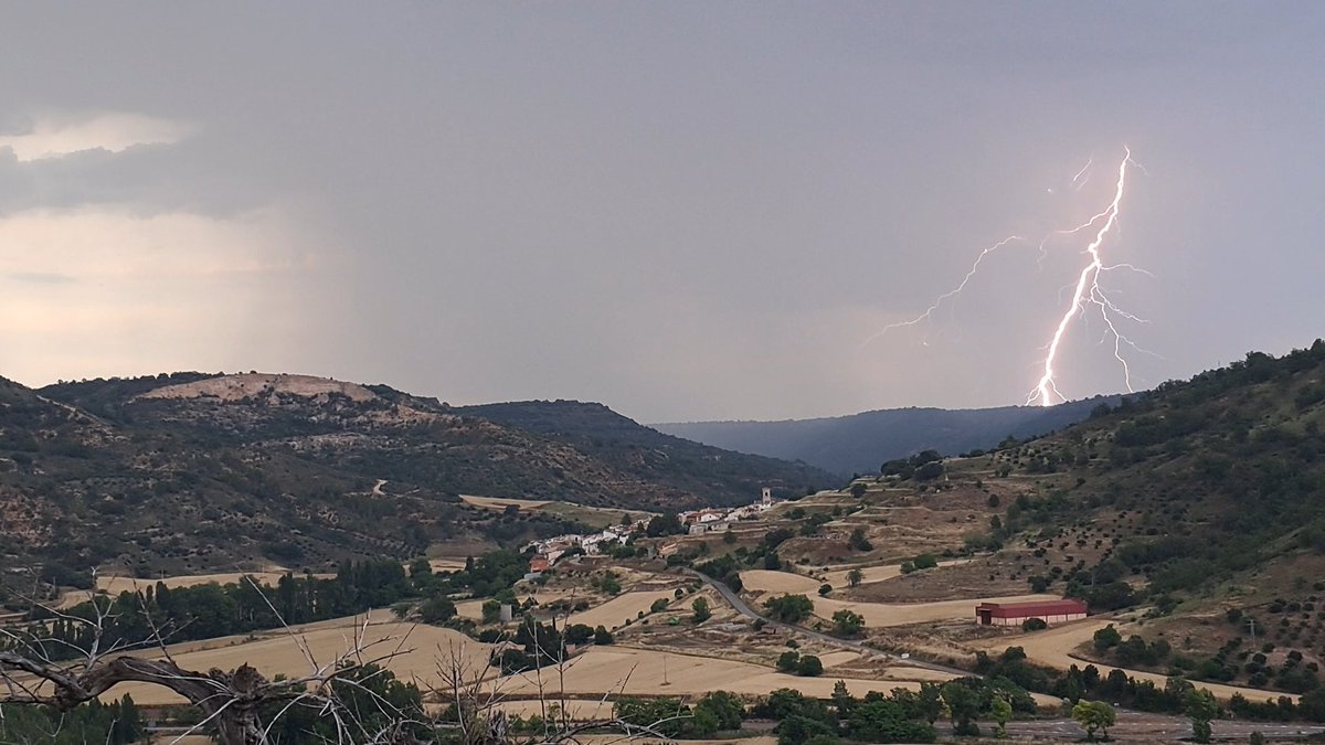 Tarde de tormenta 25/06/24 #Tomellosa #CastillaLaMancha <a href="/ElTiempoCMM/">El Tiempo CMM</a> <a href="/tiempobrasero/">Tutiempo</a> <a href="/ElTiempoA3/">El Tiempo de Antena 3</a> <a href="/ElTiempo_tve/">El Tiempo en TVE</a> <a href="/AEMET_Esp/">AEMET</a>