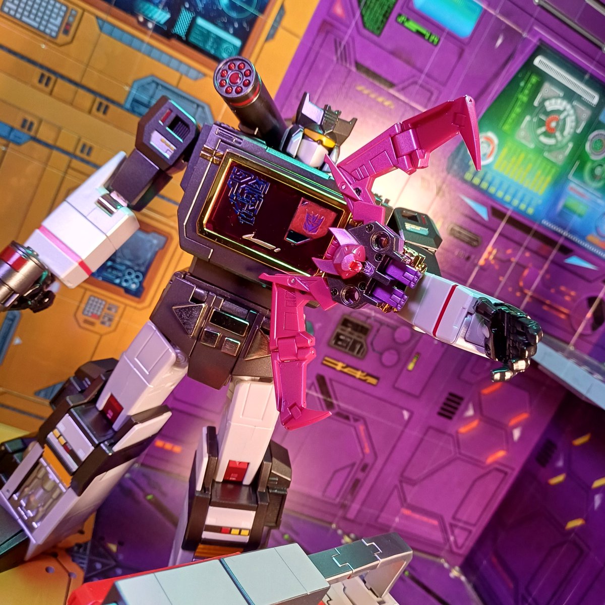 Kureigu8's tweet image. There is some magnetism here I was unaware of, though it seems to have repelled him from the top of the arm onto the side lol #Transformers #RobotParadise #Acousticblaster #toyphotography