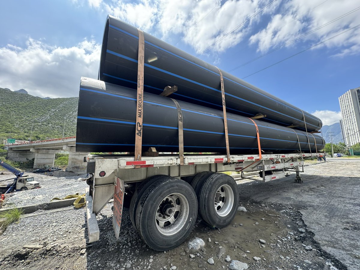 ayd_monterrey's tweet photo. Llegó la tubería flexible de 48 pulgadas a la zona de reparación en la #Huasteca en #SantaCatarina. 👷🏼⚒️🚜 Seguiremos informando. https://t.co/0iqQchPhOr