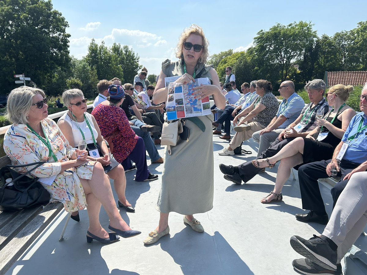 Beknopte uitleg van het verhaal van de Oude Hollandse Waterlinie aan de gasten door <a href="/anastasiavdlugt/">Anastasia van der Lugt</a>, vanaf de boot op de Oude Rijn bij Fort Wierickerschans. Trots op ons erfgoed! #VNGcongres <a href="/VNGemeenten/">VNG</a> <a href="/GroeneHart/">Visit Groene Hart</a>