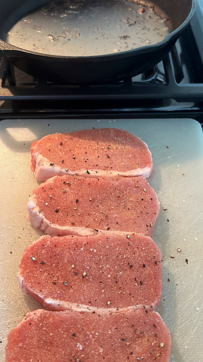 c_barn8's tweet image. Chops going in this afternoon’s Bacon Juices

#CastIron #PorkChops