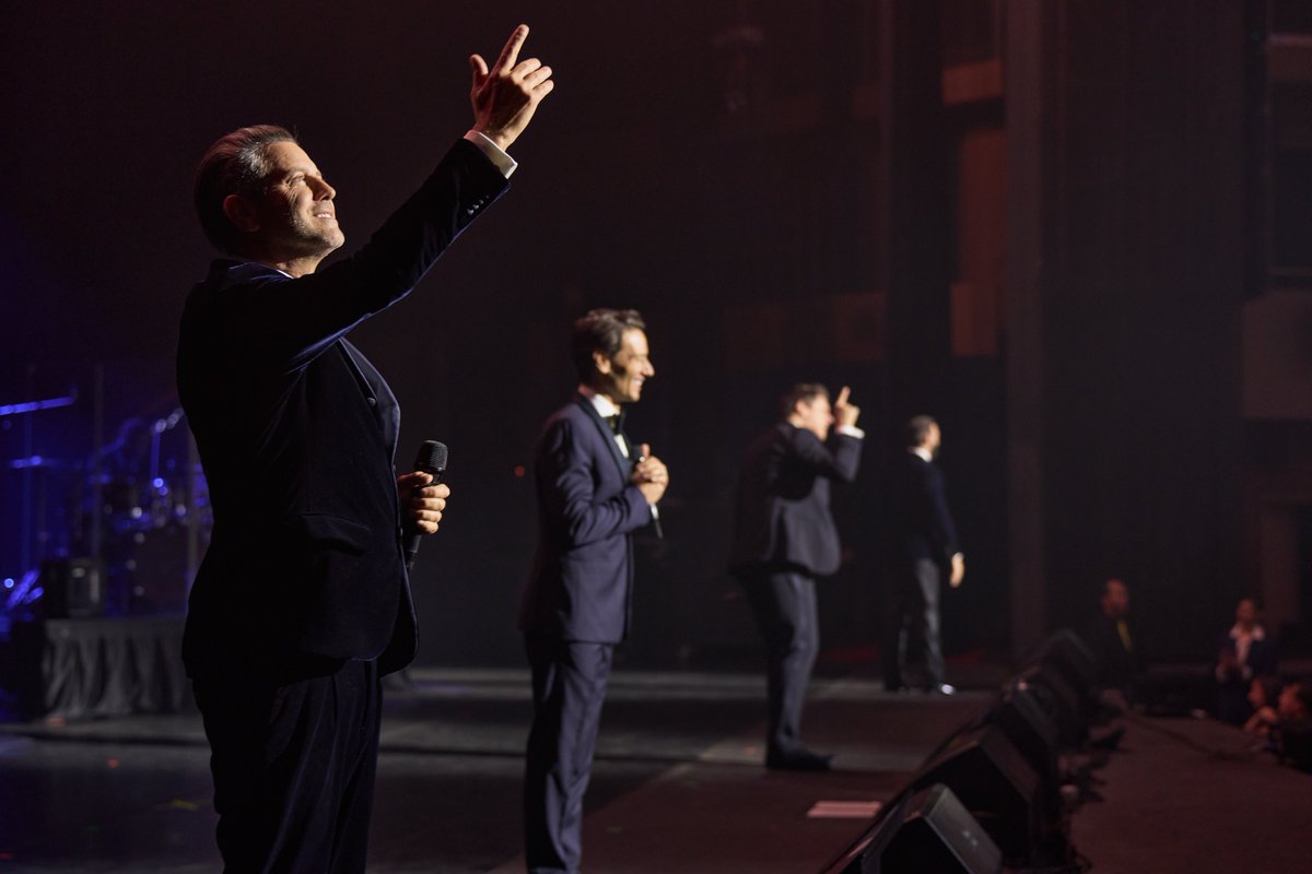 ildivoofficial's tweet photo. 11 days until the North American tour. We cannot wait for more moments like these. Tickets available at the link below.🇺🇸🇨🇦🎫🫶

https://t.co/Cmtyjoq6Nj https://t.co/5XlNBizunw