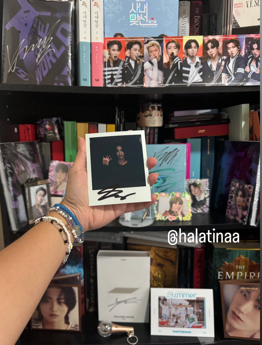 halatinaa's tweet image. OMGG yall!! 

i won the hello82 giveaway and icb 
SEONGHWA IS HOME 😭😭 🩶🩶 

also, please ignore my messy shelves 🙈
thank you so much @hello82official  #mylocal