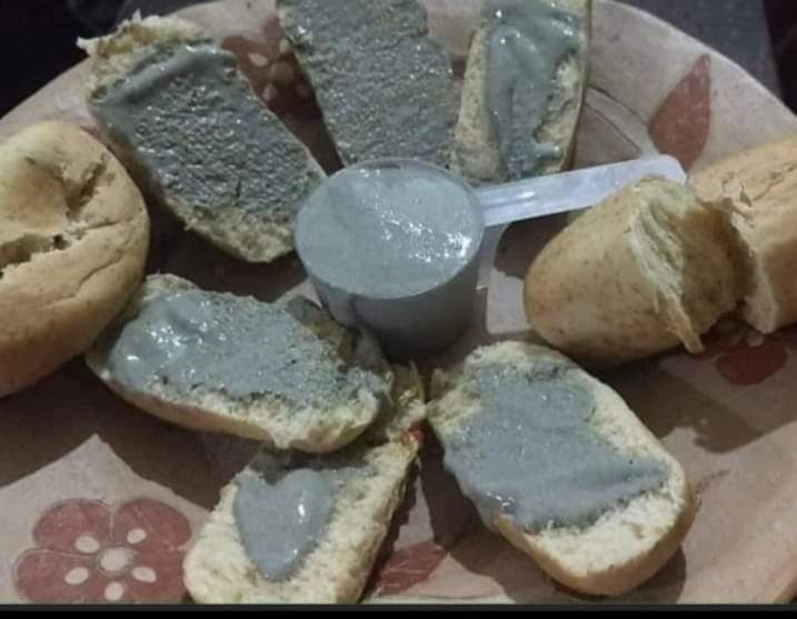 ده عيش واسمنت يمكن يمسك بدل العيش والملح اللي مبيطمرش فيكم 🖐
