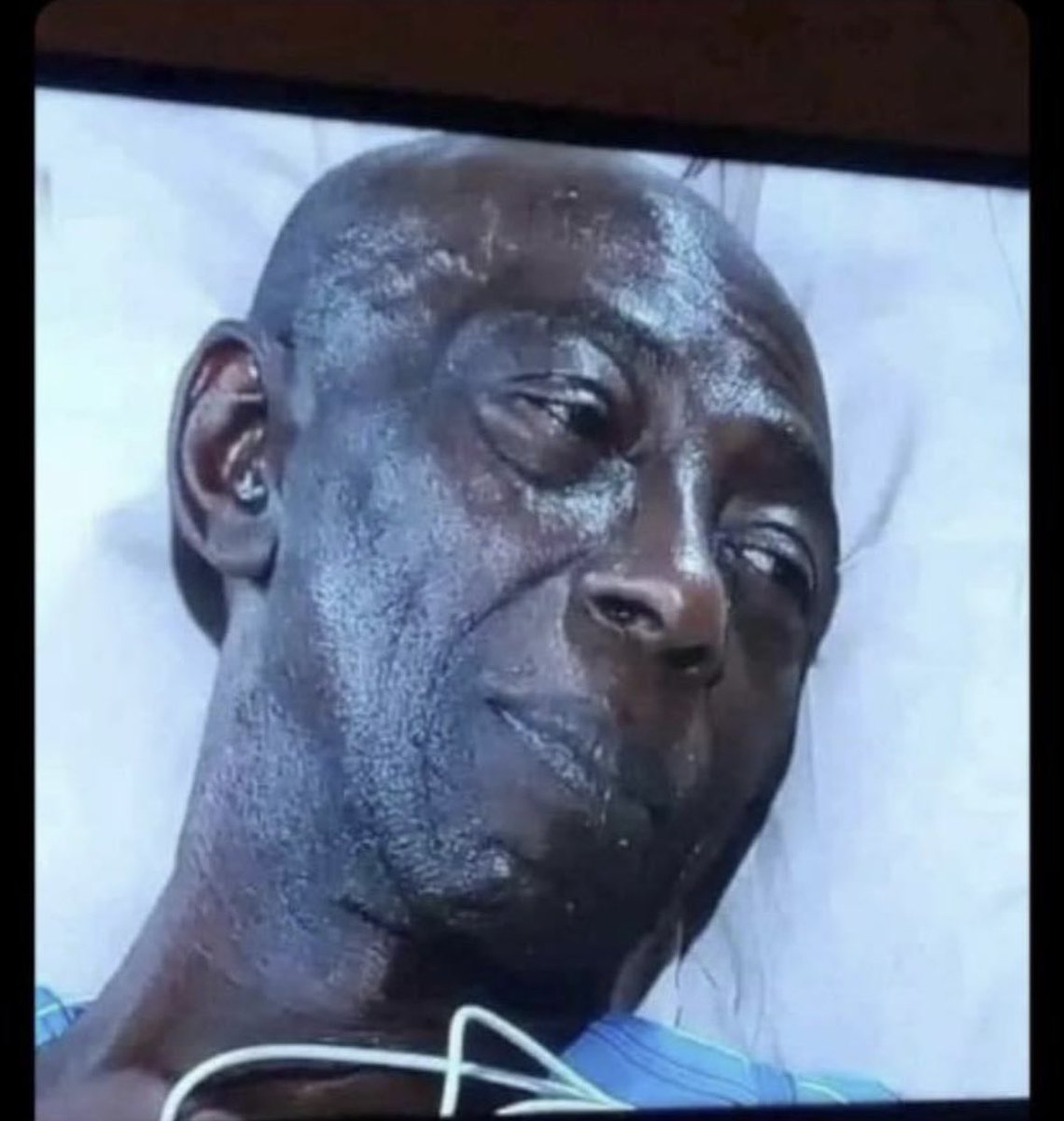 Charlydkara's tweet photo. Quand tu as sommeil mais ta go est entrain de jouer jeu dans ton téléphone 😂😂 https://t.co/mzimHBoxbh