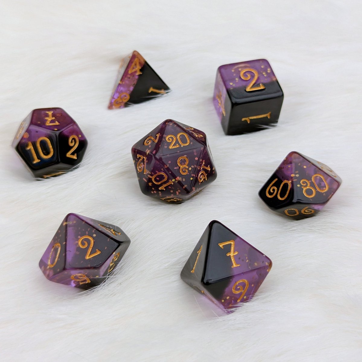 Hi! Long time no post. I wanted to share this new dice set with y'all, Shadow Magic. Now available in the shop 💜🖤✨
#dnd #dice